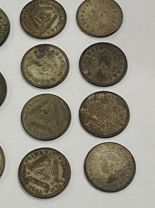 JOBLOT SILVER COINS & SMALL BROOCH