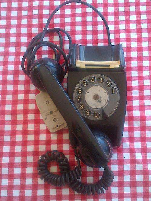 BLACK VINTAGE TELEPHONE - MUST HAVE -