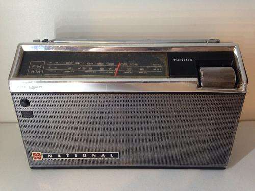 VINTAGE NATIONAL TRANSISTOR  RADIO - MAGNIFICENT -