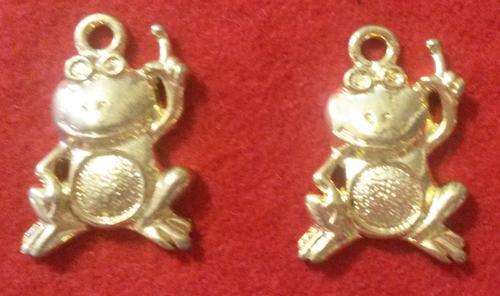 5 x gold frog charms