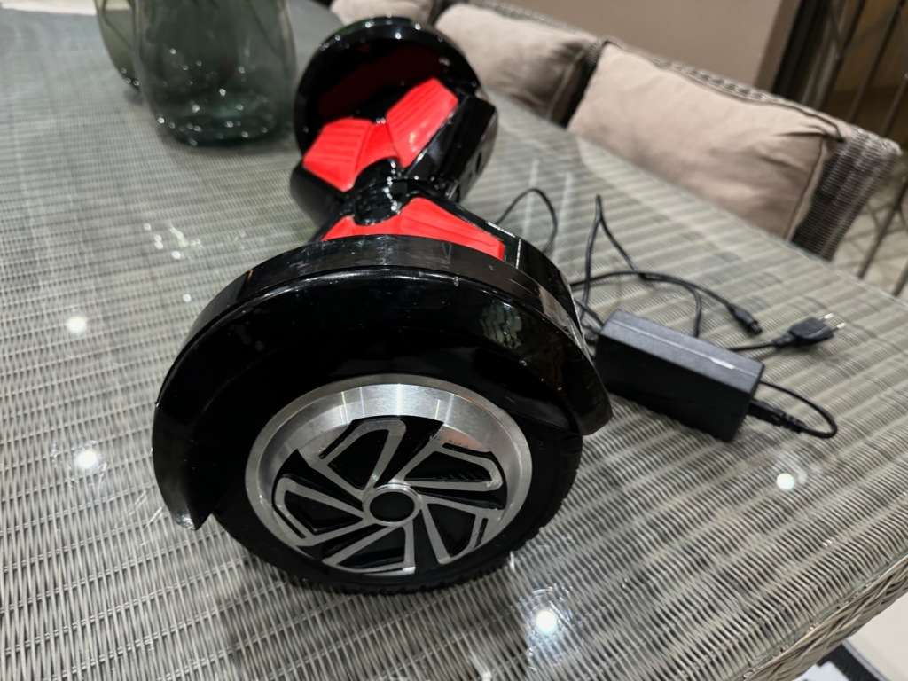 8 inch Bluetooth Smart Self Balancing Hoverboard (PLEASE READ - BATTERY NEEDS REPLACING)