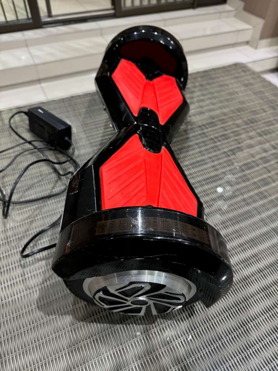 8 inch Bluetooth Smart Self Balancing Hoverboard (PLEASE READ - BATTERY NEEDS REPLACING)