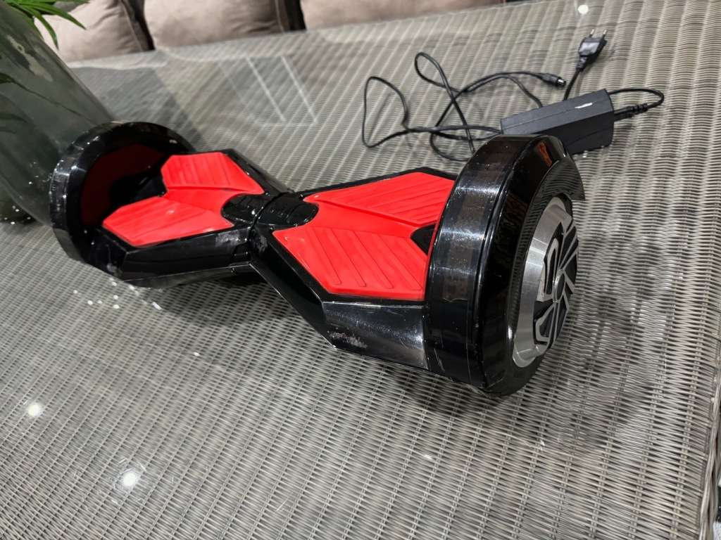 8 inch Bluetooth Smart Self Balancing Hoverboard (PLEASE READ - BATTERY NEEDS REPLACING)
