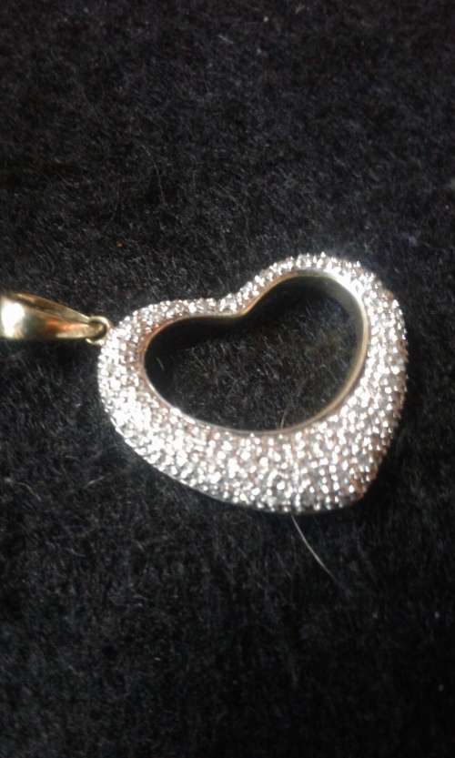 9 CT HEART PENDANT WITH DIAMONDS STAMPED 9 CT