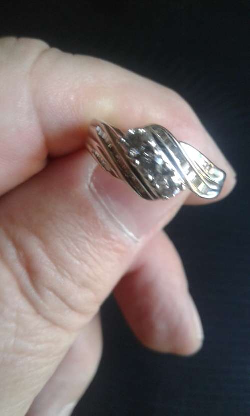 STUNNING 9CT  WHITE GOLD RING WITH 39 GENUINE DIAMONDS