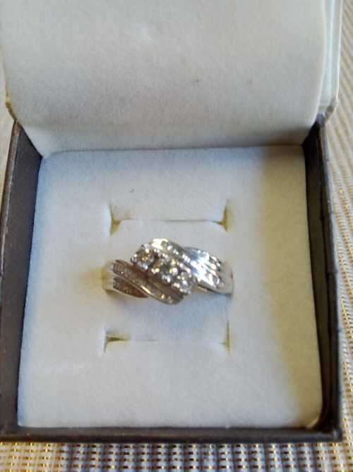STUNNING 9CT  WHITE GOLD RING WITH 39 GENUINE DIAMONDS
