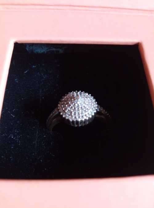9 CT ENGAGEMENT RING WITH 60 X 0.005 CT DIAMONDS WITH A BOX IN VERY GOOD CONDITION