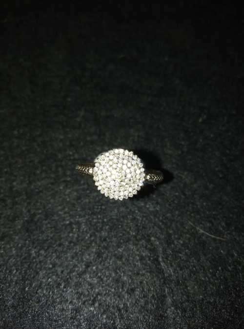 9 CT ENGAGEMENT RING WITH 60 X 0.005 CT DIAMONDS WITH A BOX IN VERY GOOD CONDITION