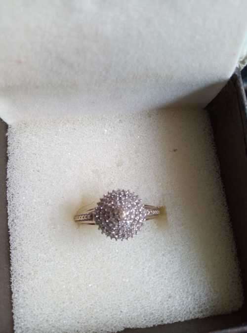 9 CT ENGAGEMENT RING WITH 60 X 0.005 CT DIAMONDS WITH A BOX IN VERY GOOD CONDITION