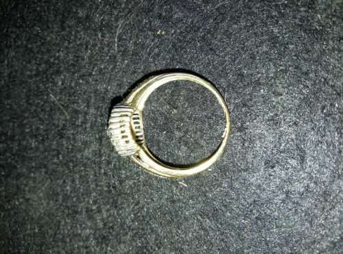 9 CT ENGAGEMENT RING WITH 60 X 0.005 CT DIAMONDS WITH A BOX IN VERY GOOD CONDITION