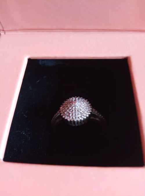 9 CT ENGAGEMENT RING WITH 60 X 0.005 CT DIAMONDS WITH A BOX IN VERY GOOD CONDITION