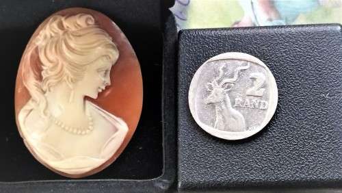 Beautiful Big Loose `VINTAGE CAMEO` (Carved from Shell.)