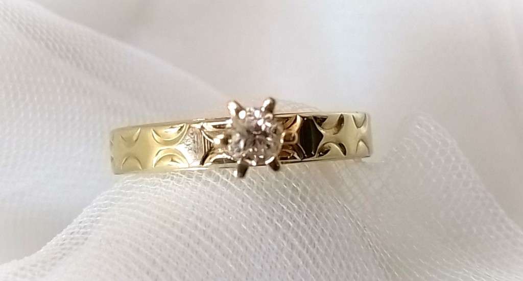 `SOLITAIRE` 0.24 Carat Ladies Diamond \ Engagement Ring set in 9 carat Yellow gold