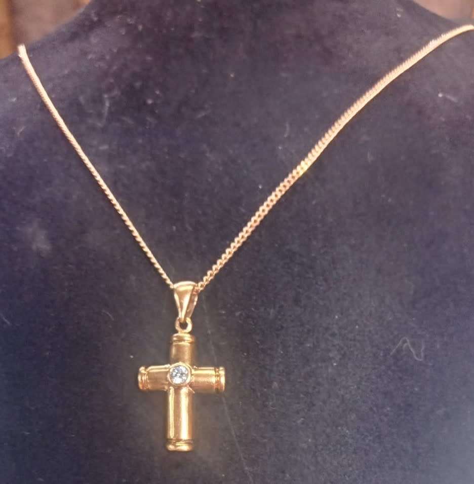 `David Yarmun` Designer 9CT Cross and Chain set in Genuine Yellow Gold With Newly Reset 0.10 Diamond