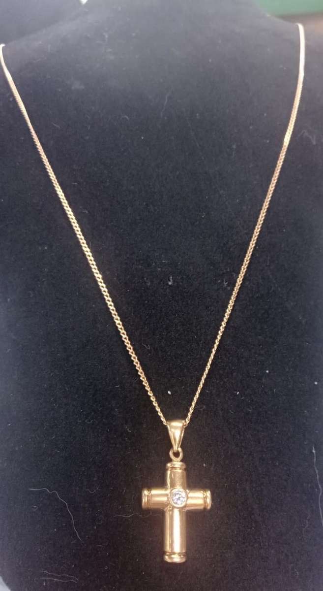 `David Yarmun` Designer 9CT Cross and Chain set in Genuine Yellow Gold With Newly Reset 0.10 Diamond