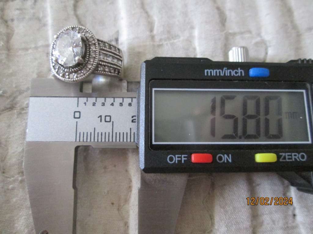 `ELEGANT ENGAGEMENT RING` set in GENUINS 925 SILVER.