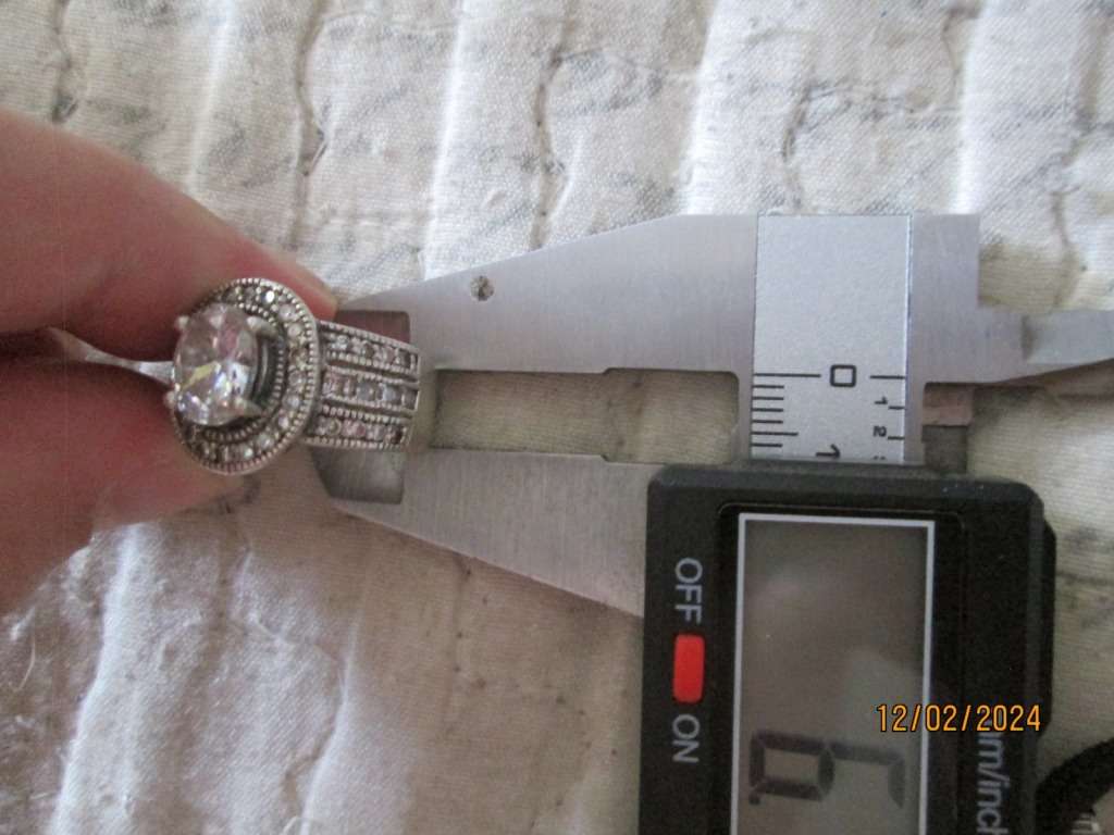 `ELEGANT ENGAGEMENT RING` set in GENUINS 925 SILVER.