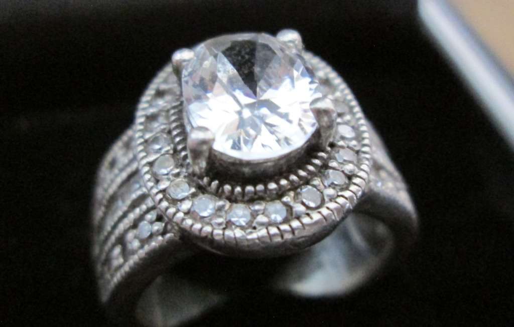 `ELEGANT ENGAGEMENT RING` set in GENUINS 925 SILVER.