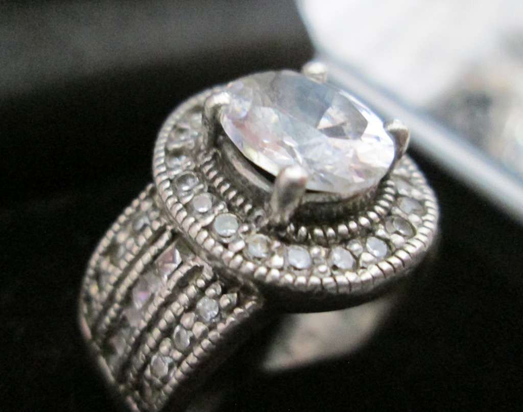 `ELEGANT ENGAGEMENT RING` set in GENUINS 925 SILVER.