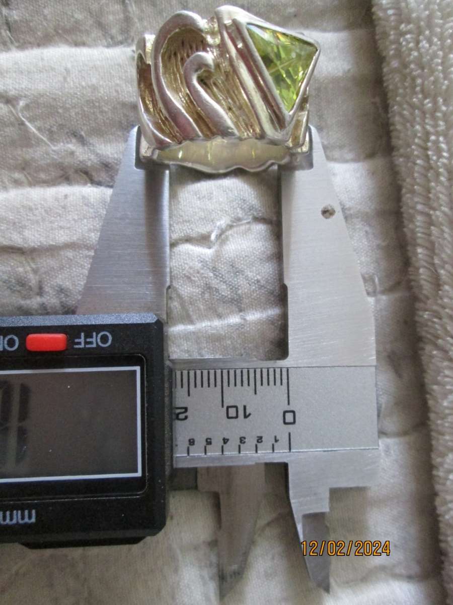 `DESIGNER QUALITY`  3.50 CARAT `Natural PERIDOT` set in GENUINE 925 SILVER