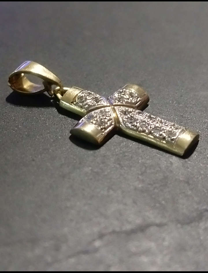 Beautiful 9ct Yellow Gold Diamond Cross Pendant