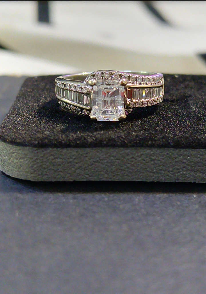 NATURAL 1.02 Carat DIAMOND / TOP WHITE / Emerald Cut / Engagement Ring, set in 18CT White Gold.