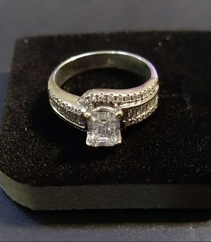 NATURAL 1.02 Carat DIAMOND / TOP WHITE / Emerald Cut / Engagement Ring, set in 18CT White Gold.