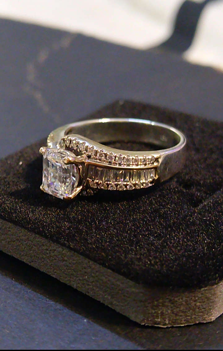NATURAL 1.02 Carat DIAMOND / TOP WHITE / Emerald Cut / Engagement Ring, set in 18CT White Gold.