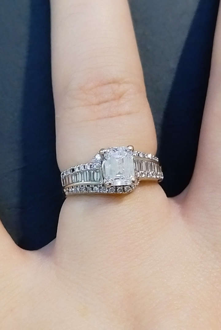 NATURAL 1.02 Carat DIAMOND / TOP WHITE / Emerald Cut / Engagement Ring, set in 18CT White Gold.