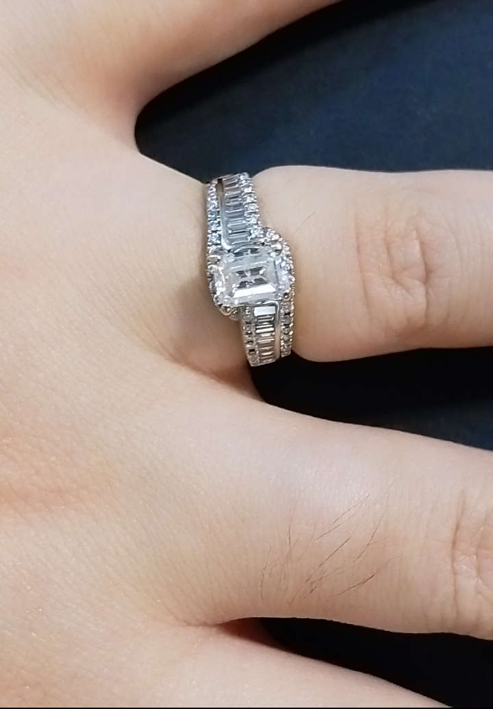 NATURAL 1.02 Carat DIAMOND / TOP WHITE / Emerald Cut / Engagement Ring, set in 18CT White Gold.