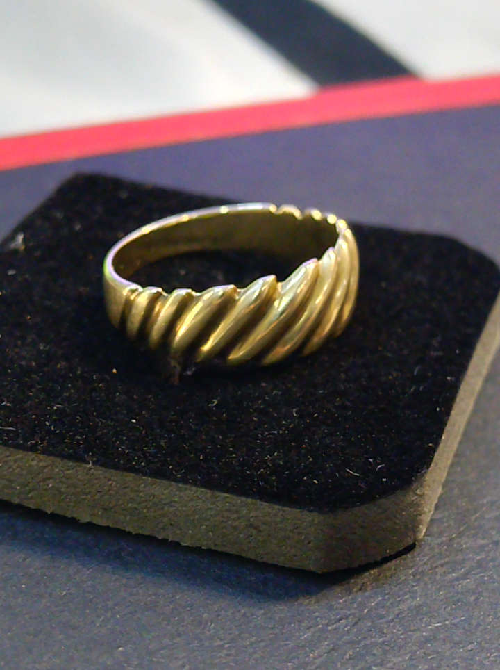 DESIGNER `Sculpted` 9CT Yellow Gold Ring
