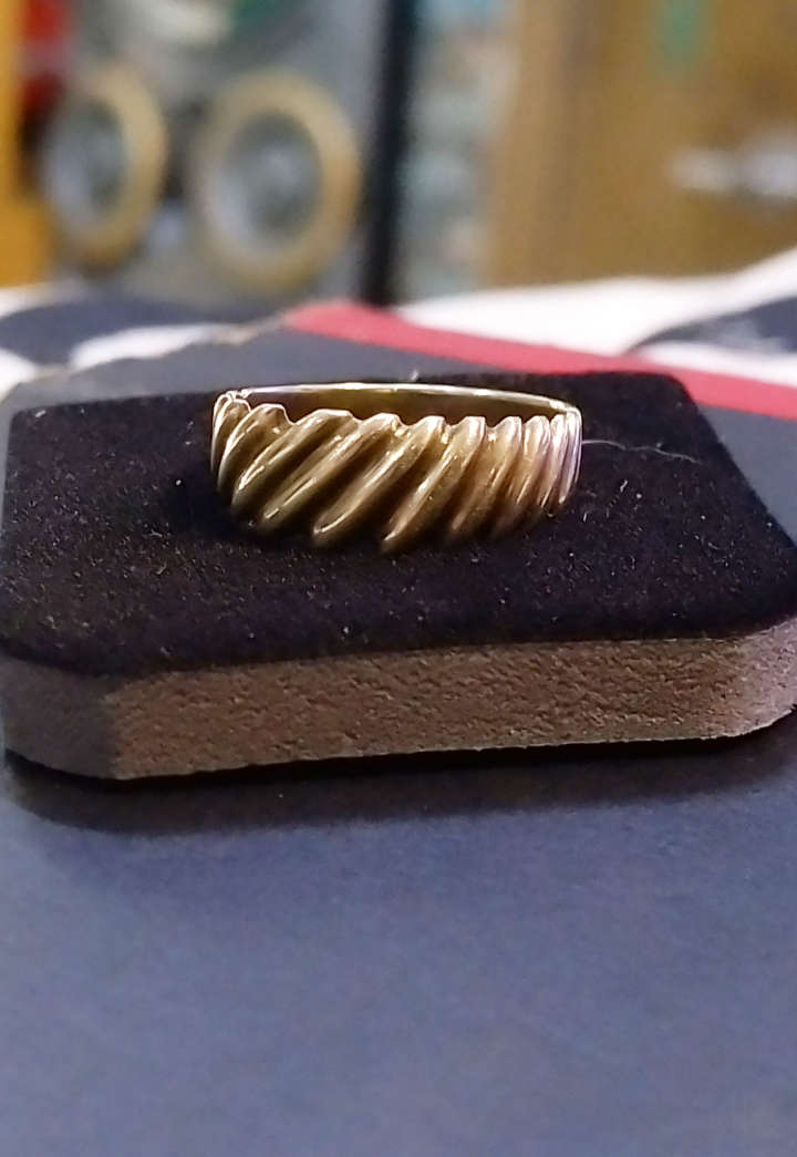 DESIGNER `Sculpted` 9CT Yellow Gold Ring