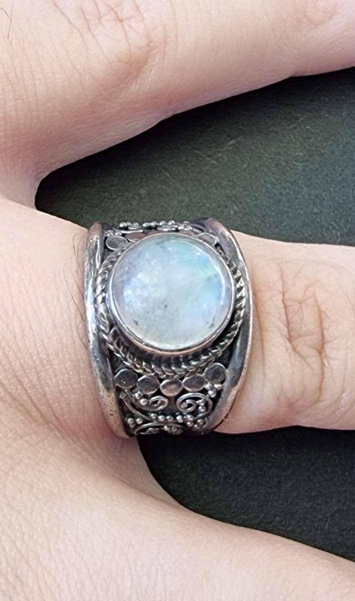 ` VINTAGE `Cabochon Cut`  MOONSTONE / Set in 925 Sterling Silver (Genuine Silver and Genuine Stone)