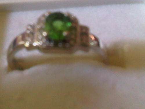 9CT WHITE GOLD RING WITH 1 X DUAL GREEN TORMALENE. RI AUCTION.