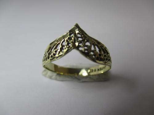 9 CT SOLID GOLD LADY,S RING VERY QUIT LIKE A NEW ONE