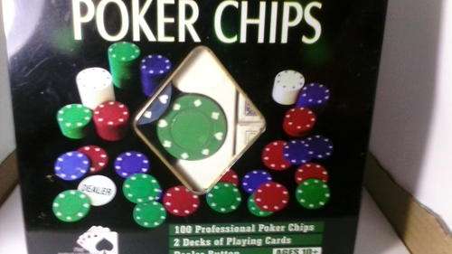 POKER CHIPS NEW IN BOX WITH 2 PACKETS OF CARD,S