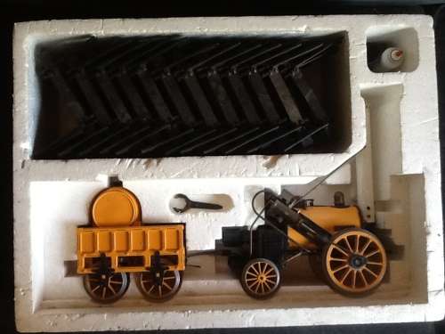 HORNBY GAS POWERED STEAM TRAIN - STEPHENSONS ROCKET