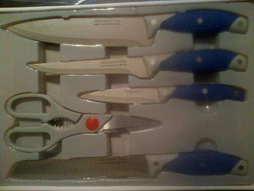 Trimontina stainless steel knive set includes sccissors.