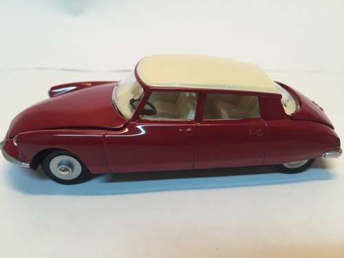 Atlas Edition -  Dinky Toys 530 DS 19 Citroen - Opening Bonnet and Boot