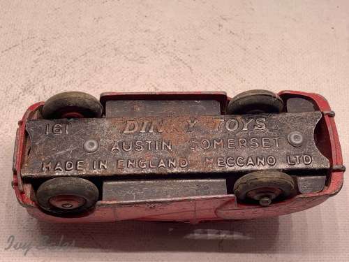 DINKY TOYS #161 Austin Somerset Saloon