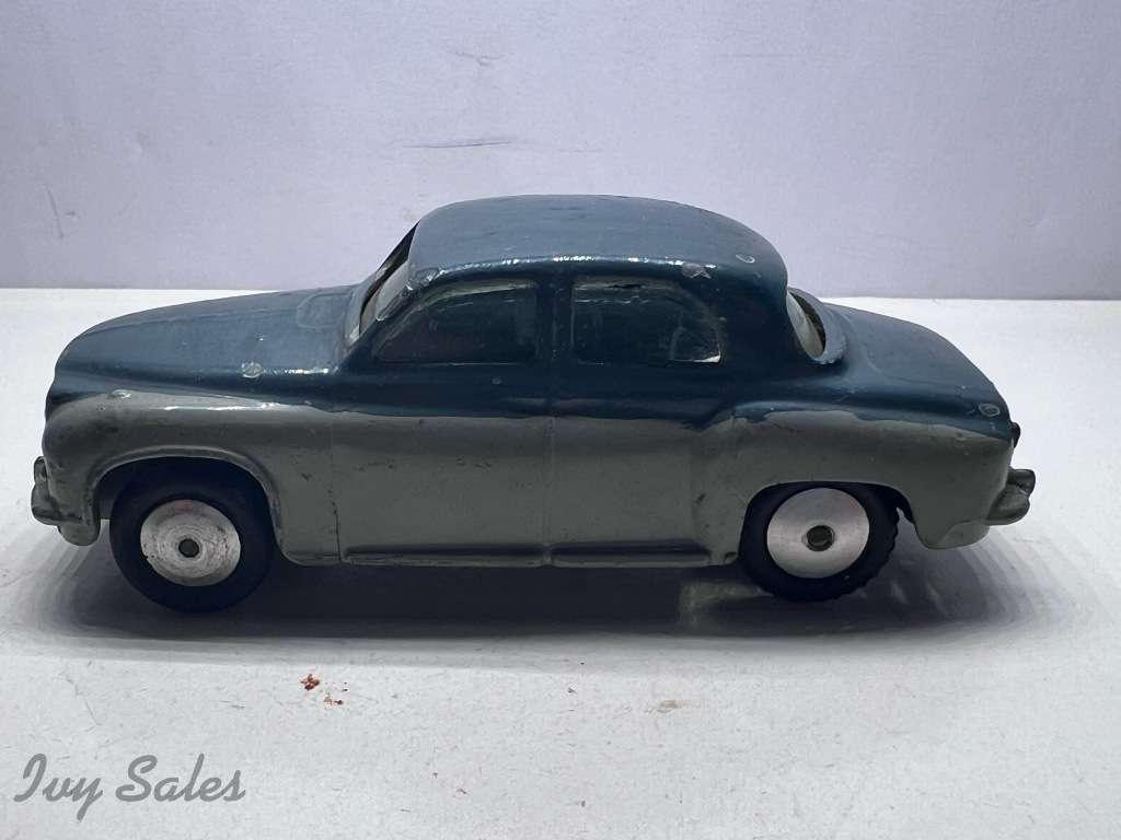 Corgi Toys #204 ROVER 90 SALOON - REPAINT