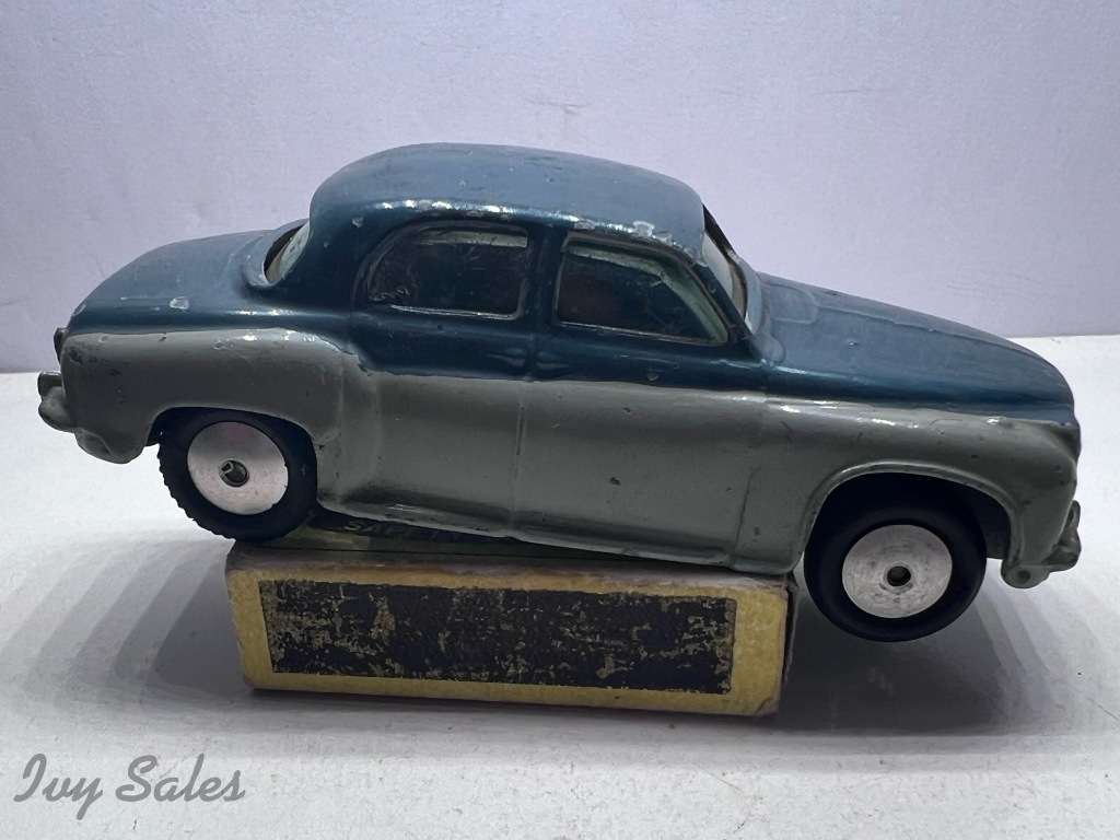 Corgi Toys #204 ROVER 90 SALOON - REPAINT