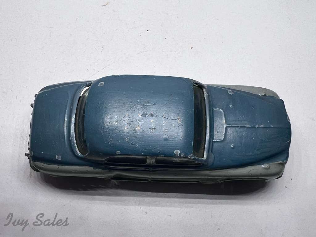 Corgi Toys #204 ROVER 90 SALOON - REPAINT
