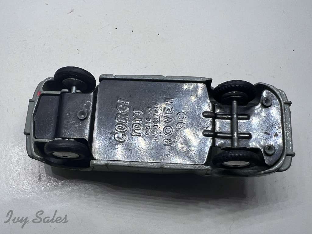 Corgi Toys #204 ROVER 90 SALOON - REPAINT