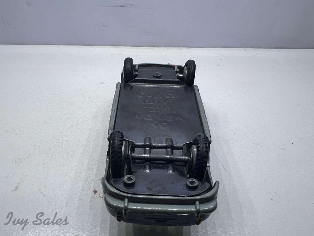 Corgi Toys #204 ROVER 90 SALOON - REPAINT