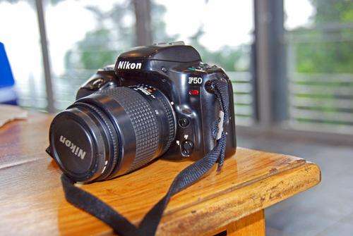 Nikon F50 35mm kamera plus Nikon AF 35-80mm 1.4-5.6D lens