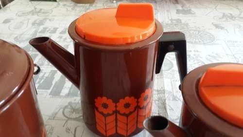 Retro seventies threesome Hendlers