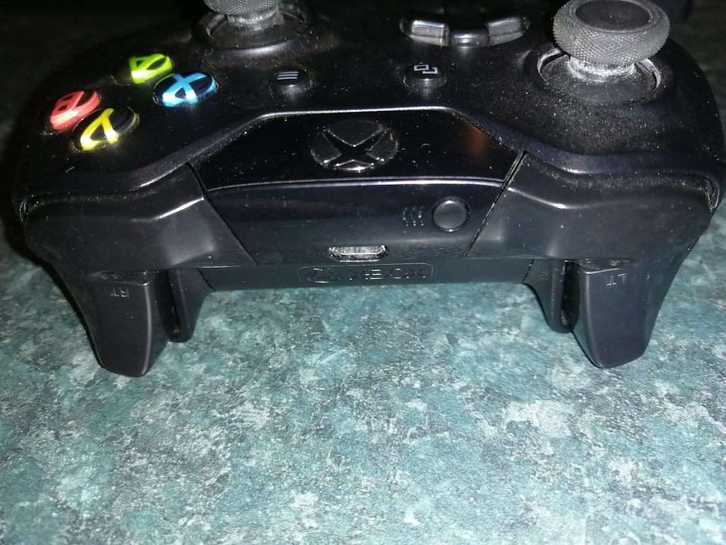 Xbox One Controller for repairs (Only needs replacement button)