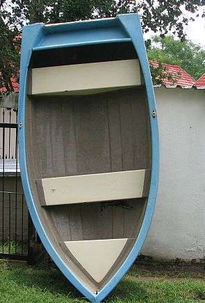 ROWING BOAT / DINGHY - 2.8 Meter Fibreglass
