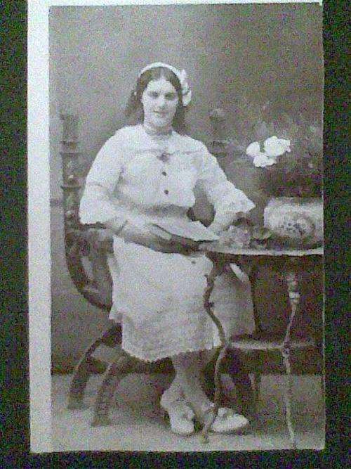 POSTCARD PHOTO OF YOUNG GIRL READING